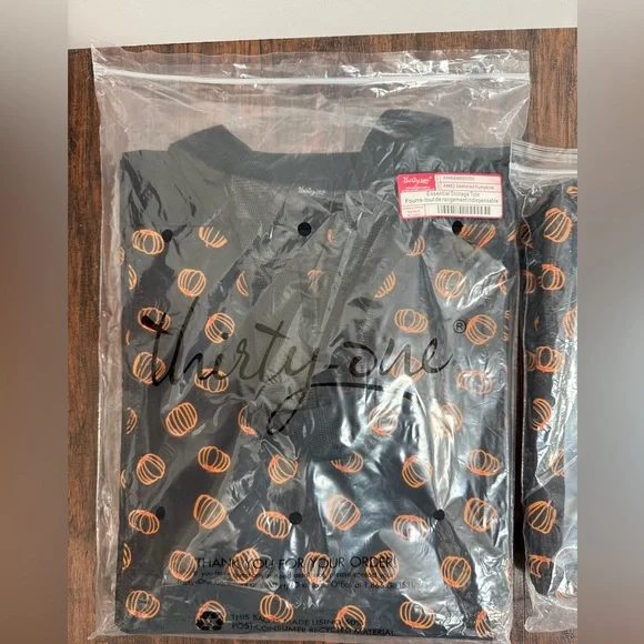 Thirty-One Black Essential Storage Tote w/ Sketched Pumpkins Orange Pattern - Picture 6 of 7